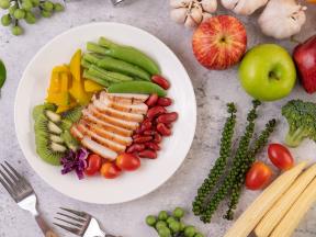 Sliced chicken steak with peas, tomatoes, beans, and kiwi fruit